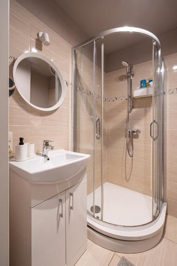 Stylish Latvian Classic 1-Bedroom Apartment Near City Center, Parks & Public Transport Links Riga Exteriér fotografie