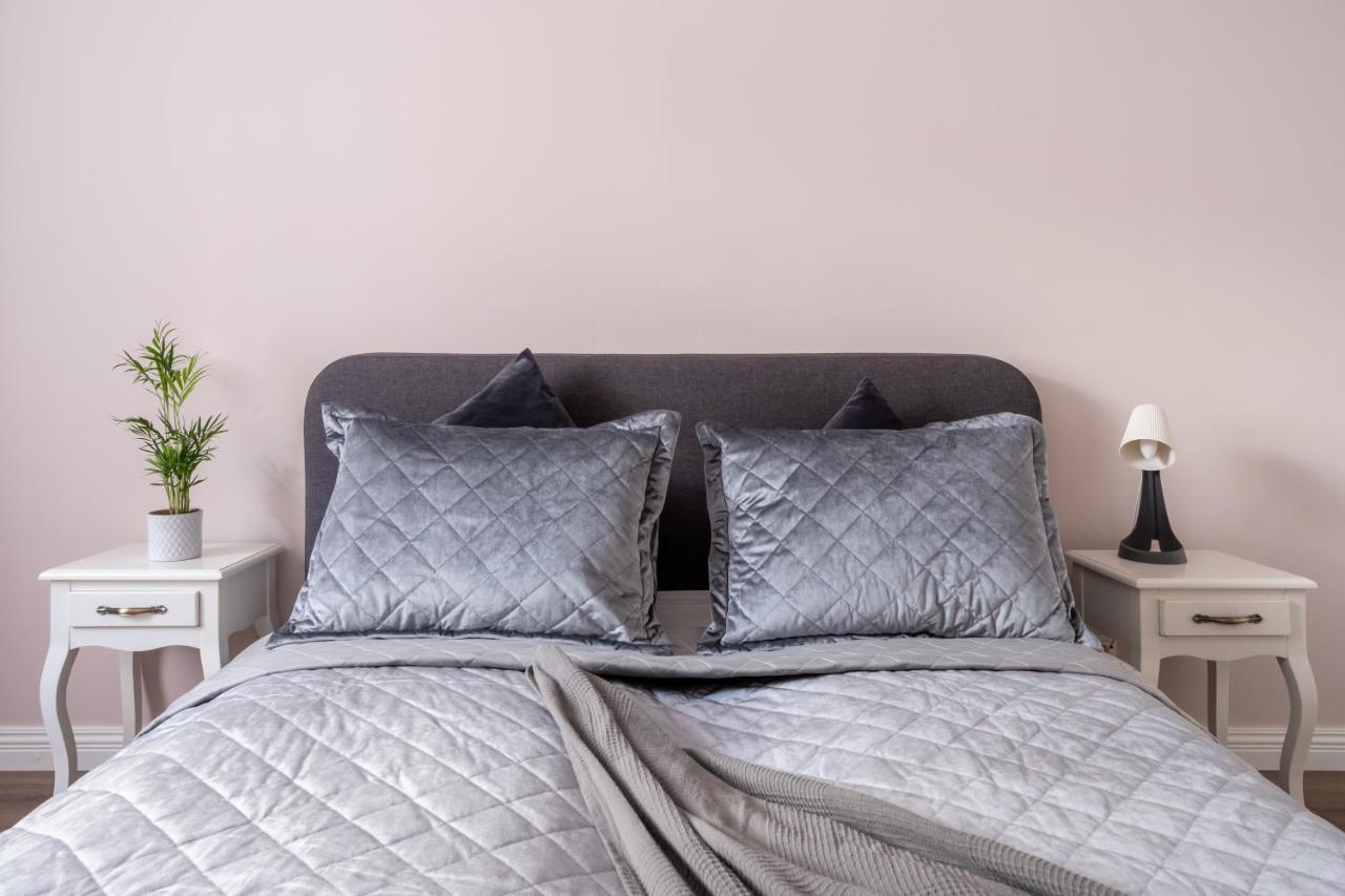Stylish Latvian Classic 1-Bedroom Apartment Near City Center, Parks & Public Transport Links Riga Exteriér fotografie
