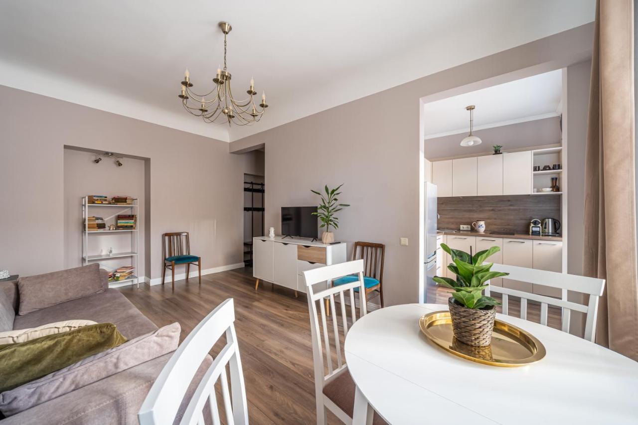 Stylish Latvian Classic 1-Bedroom Apartment Near City Center, Parks & Public Transport Links Riga Exteriér fotografie